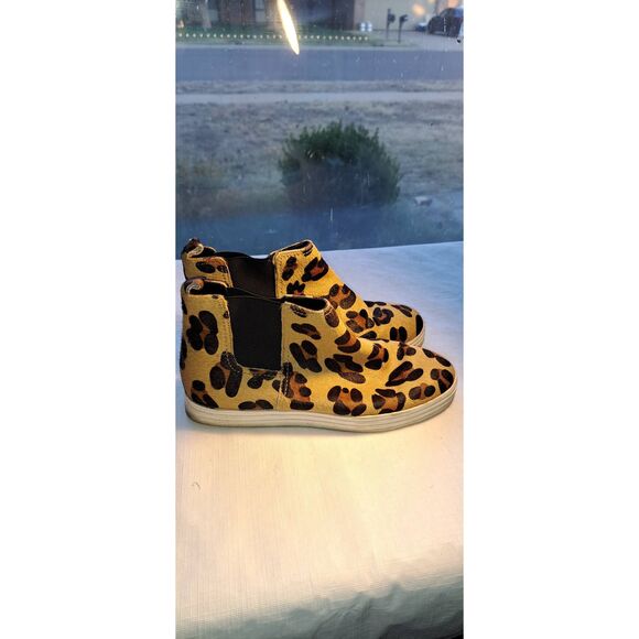 Women's Size 8 B Aerosoles Animal Hair Sneakers Leopard Print - Picture 2 of 7